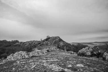 Dağlarda kayaların olduğu bir yer.
