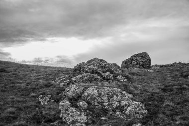 Dağlarda siyah beyaz bulutlar