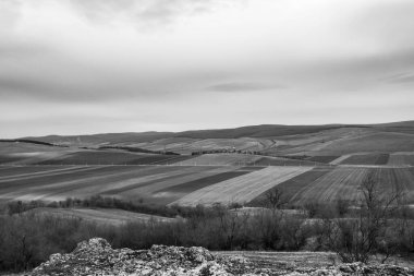 Toskana manzarası ve güzel bir dağ.