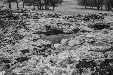 Eski taşlar ve su akıntısı