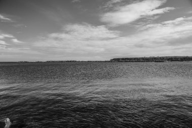 Siyah ve beyaz deniz manzarası