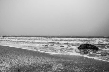 Siyah beyaz deniz dalgaları