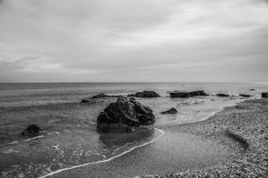 Siyah ve beyaz deniz manzarası