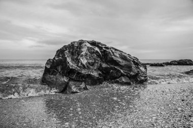 Kayalık plaj siyah beyaz. siyah ve beyaz.
