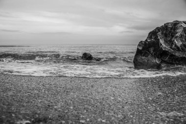 Kayalık bir sahilde kayalar ve taşlarla dikey çekim.