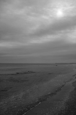 Denizin dikey görüntüsü ve arka planda bulutlu bir gökyüzü