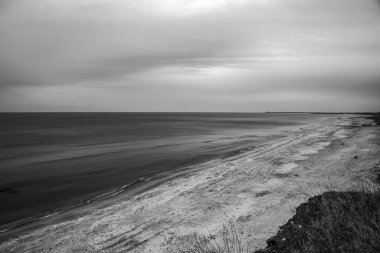 siyah ve beyaz bulutlar denizin üzerinde