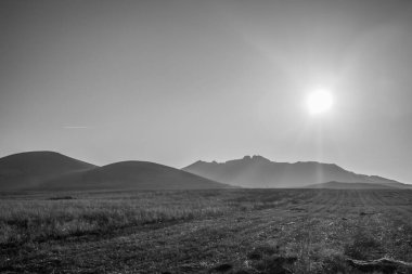 Dağlarda güzel bir gün batımı