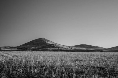 Siyah ve beyaz bulutları olan güzel dağ manzarası