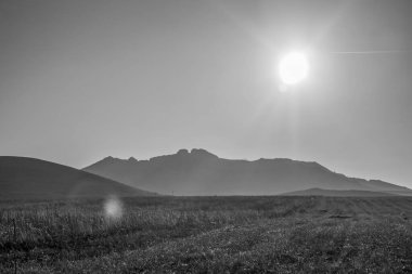 Dağlarda güzel bir gün batımı.