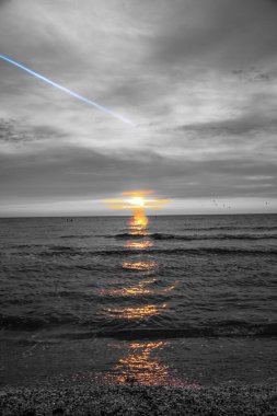 Sahilde gün batımı.