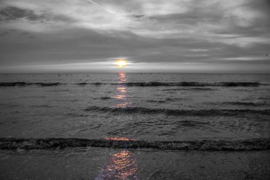 Sahilde gün batımı