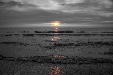 Sahilde gün batımı.