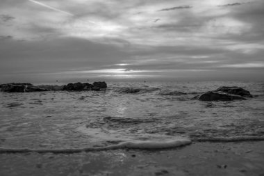 Deniz kıyısında güzel gün batımı