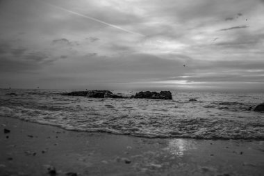 siyah ve beyaz bulutlar ve dalgalar