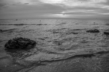 Denizde siyah ve beyaz bulutlar