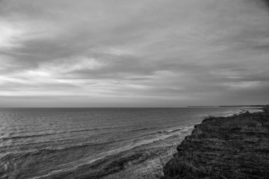 Danimarka 'da denizin üzerinde siyah beyaz bulutlar