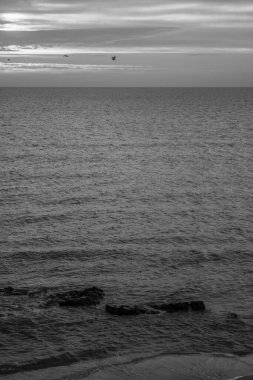 Akdeniz 'de siyah ve beyaz gün batımı.