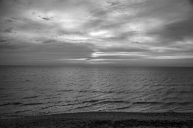 Deniz manzarası ve dramatik bir gökyüzü. siyah ve beyaz