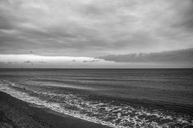 siyah ve beyaz bulutlar denizin üzerinde