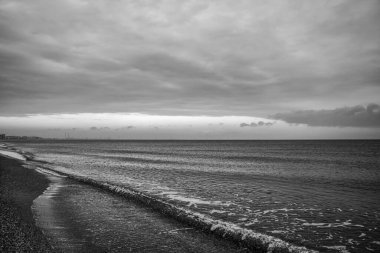 Güzel bir denizin siyah beyaz fotoğrafı.