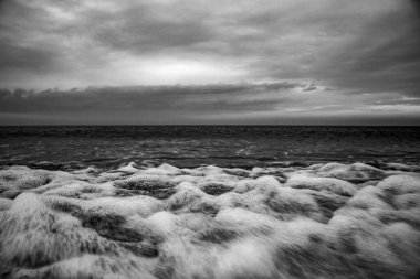 Sahilde deniz dalgaları ve köpük