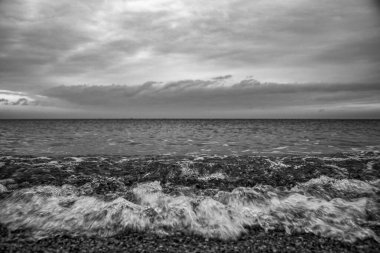 Büyük dalgalı bir denizin siyah beyaz görüntüsü