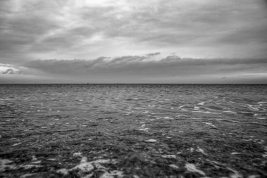 denizin siyah ve beyaz görüntüsü