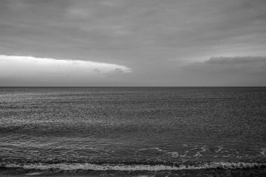 Denizin siyah beyaz fotoğrafı