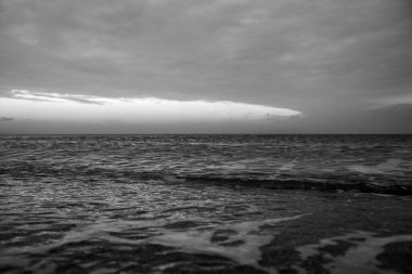 Kumsalda fırtına bulutları