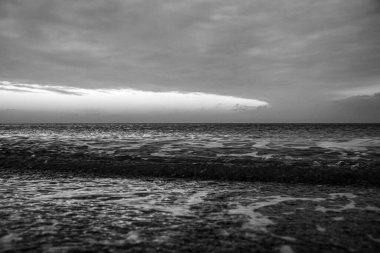 Kara bir fırtınada siyah beyaz fotoğraf