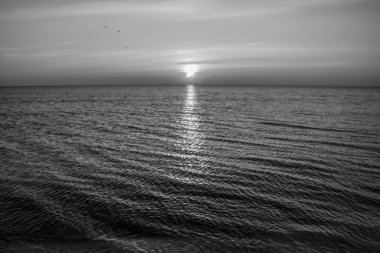 Denizin üzerinde gün batımı