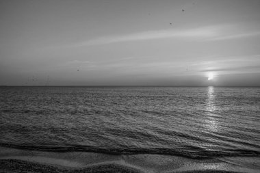 Denizin üzerinde gün batımı