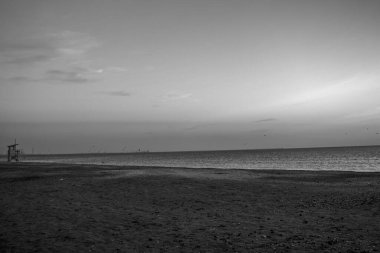 Denizin üzerinde güzel bir gün batımı