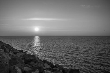 bir sahil beldesinde siyah beyaz deniz manzarası