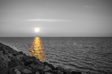 Denizin üzerinde güzel bir gün batımı