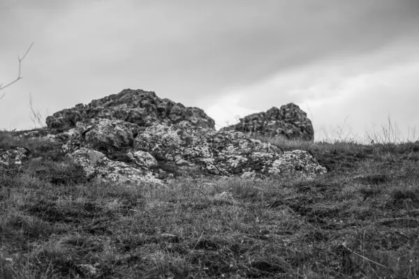 İsrail 'in kuzeyindeki dağlarda büyük taşlı güzel bir manzaranın siyah beyaz fotoğrafı.