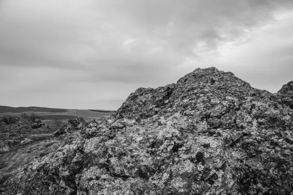 Dağ ve kayalarla dolu güzel doğa manzarası