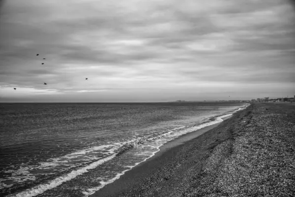 siyah ve beyaz bulutlar denizin üzerinde