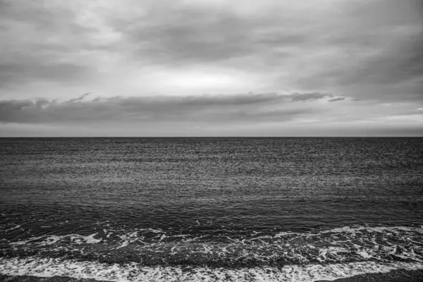 Siyah ve beyaz deniz manzarası