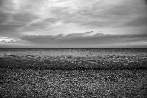 bir sürü dalgalı siyah beyaz deniz manzarası