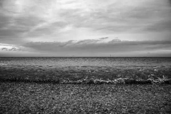 Baltık Denizi manzaralı siyah beyaz bir deniz manzarası. Karadeniz, Rusya, Ukrayna.