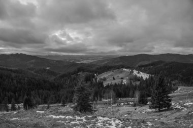 dağda siyah beyaz bulutlar