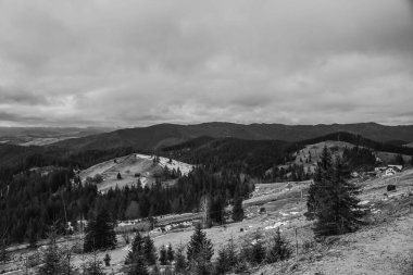 Dağlarda dağları olan güzel bir manzara.