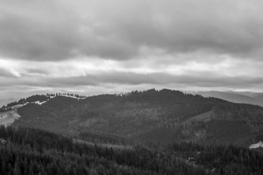 Kışın siyah ve beyaz dağ zirveleri.