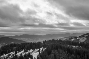 Karpatların bulutlu güzel kış manzarası.