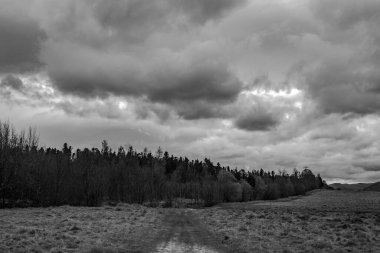 Nehrin üzerinde fırtına bulutları