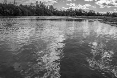 Nehir siyah beyaz akıyor.