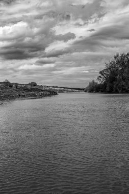 Nehir siyah beyaz