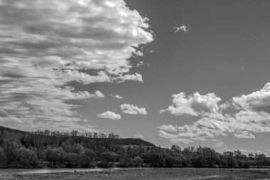 Nehir ve gölü olan güzel bir manzara.